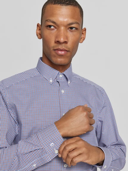 Männermodel trägt Regular Fit Businesshemd mit Button-Down-Kragen von OLYMP, Gitterkaro in Blau-Weiß, Webware, Nahaufnahme Oberkörper.