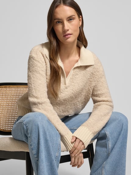 Frauenmodel trägt Regular Fit Troyer mit Baumwoll-Anteil von Tom Tailor, Optik: Unifarben, Strick mit Teddyfell, Langarm, Label-Stitching-Applikation, Nahaufnahme Oberkörper.