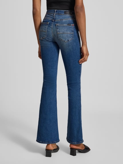 Frauenmodel trägt Flared Fit Jeans aus Baumwoll-Mix Modell 'MICHELLE' von Cars Jeans, blauer Denim mit Washed-Effekten, 5-Pocket-Design, Ganzkörperansicht Rückansicht.