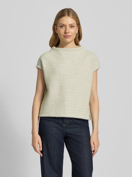 Frauenmodel trägt Pullunder mit Kappärmeln Modell 'Gofir' von OPUS, cremefarben, feine Strickstruktur, Regular Fit, Ganzkörperansicht von vorne.