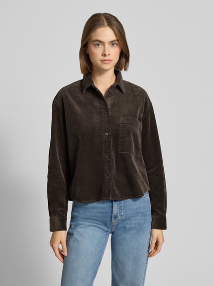 Vrouwenmodel draagt Relaxed Fit Hemdbluse aus reiner Baumwolle van Marc O'Polo Denim, look: effen, corduroy, borstzak, Ganzkörperaanzicht van voren.