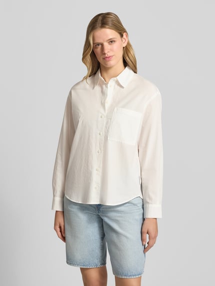 Vrouwenmodel draagt Regular Fit Hemdbluse aus reiner Baumwolle van Marc O'Polo Denim, look: effen, regular fit, overhemdkraag, achterpas met cacharel-plooi, knoopsluiting, lange mouw met manchet, borstzak, materiaal: puur katoen, Ganzkörperaanzicht van voren.