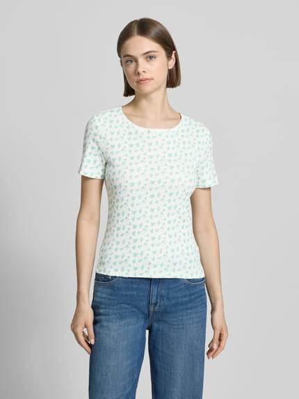 Frauenmodel trägt Slim Fit T-Shirt aus reiner Baumwolle Modell 'TURIEL' von Pieces in Optik:Allover-Muster, Ripp, Rundhals, Kurzarm, Ganzkörperansicht von vorne.