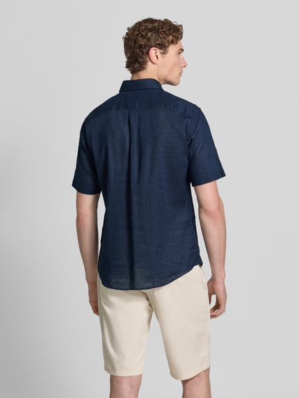 Männermodel trägt dunkelblaues Slim Fit Freizeithemd aus Leinen-Baumwoll-Mix von Fynch-Hatton, Kurzarm, Ganzkörperansicht Rückansicht. Rückenlänge 74 cm, Schulterbreite 48 cm, Ärmellänge 26 cm, mit Button-Down-Kragen, Brusttasche, Label-Stitching, Knopfleiste.
