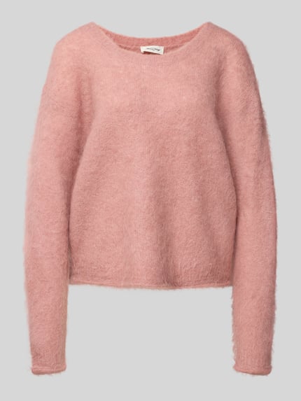 Produktfoto, Strickpullover mit gerippten Abschlüssen Modell 'NUNY' von American Vintage w kolorze pudrowego różu, materiał z domieszką stretchu, luźny krój, okrągły dekolt, miękka tekstura.