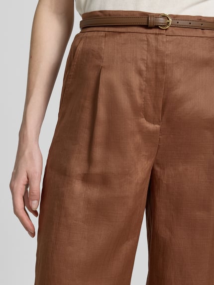 Vrouwenmodel draagt Regular Fit Culotte in verkorte lengte model 'TARTUFO' van Max Mara, look: effen, regular fit, high waist, kort, knoop en ritssluiting, zij-steekzakken, detailopname heup- en bovenbeen.