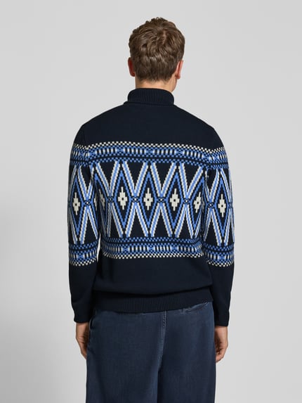 Männermodel trägt Rollkragenpullover im Allover-Look von MCNEAL in Blau, Grau und Schwarz mit geometrischem Muster, Ganzkörperansicht Rückansicht, Herren Rollkragenpullover von MCNEAL, Baumwoll-Mix, Regular Fit, Rückenlänge 71 cm, Ärmellänge 71 cm.