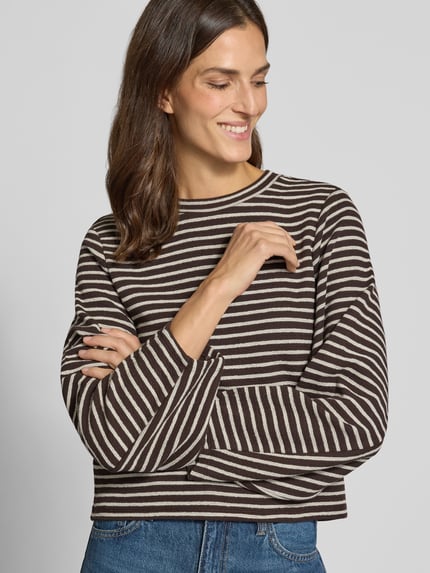 Frauenmodel trägt Sweatshirt im Allover-Look Modell 'Sofia' von MSCH Copenhagen, gestreift, Braun und Beige, Rundhalsausschnitt, Relaxed Fit, Nahaufnahme Oberkörper. Baumwoll-Mix mit Stretch-Anteil.