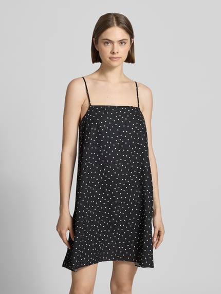 Frauenmodel trägt Minikleid im Allover-Look mit Spaghettiträgern von REVIEW aus schwarzem Satin in A-Linie, Nahaufnahme Oberkörper. Rückenlänge bei Größe S: 70 cm, Brustweite bei Größe S: 44 cm.