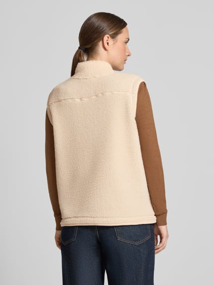Frauenmodel trägt Regular Fit kamizelka ze stójką model 'SC-ONYX 3' von Soyaconcept w kolorze beżowym o strukturze pluszu, Ganzkörperansicht Rückansicht.