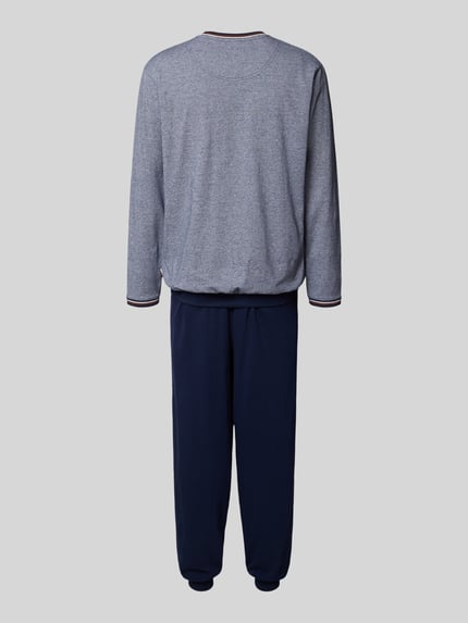 Männermodel trägt Pyjama mit Rundhalsausschnitt und Brusttasche von bugatti, blau-graue Farben, Baumwoll-Elasthan-Mix, Ganzkörperansicht Rückansicht.