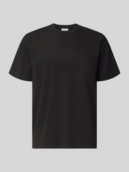 Produktfoto, schwarzes Regular Fit T-Shirt aus reiner Baumwolle von Lacoste auf grauem Hintergrund, Herren T-Shirt von Lacoste