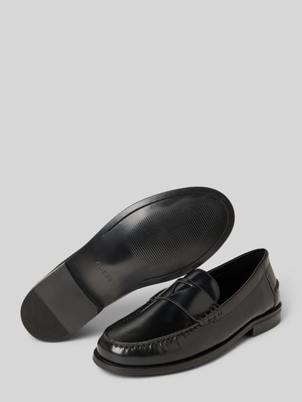 Produktfoto, Loafer aus echtem Leder Modell 'Rossio' von Guess in Schwarz mit abgerundeter Passform, glatter Sohle, Absatzhöhe 3 cm, Schafthöhe 8 cm, Schaftweite 6 cm, Detailaufnahme.