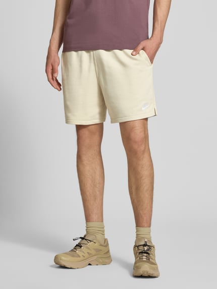 Männermodel trägt Shorts mit Label-Stitching und elastischem Bund von Nike aus Baumwoll-Mix, Relaxed-Fit, Ganzkörperansicht von vorne.