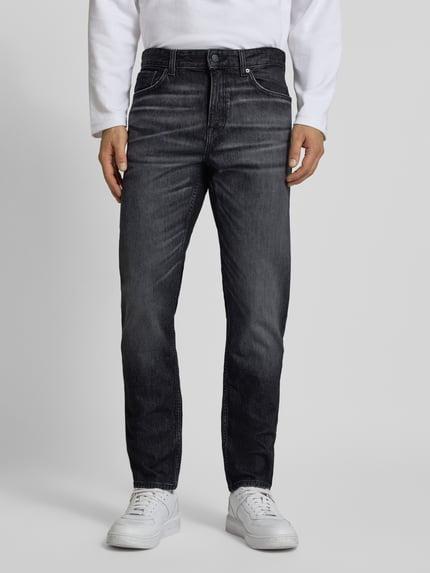 Męski model nosi Regular Fit Jeansy z mieszanki bawełny Model 'RE.MAINE BO' od BOSS w kolorze ciemnoszarym, efekt: jednolity kolor, wykończenie: denim, 5 kieszeni, haftowane logo i naszywka z logo, zapięcie na guzik i ukryty zamek błyskawiczny, szlufki, karczek z tyłu; widok: cała sylwetka z przodu.