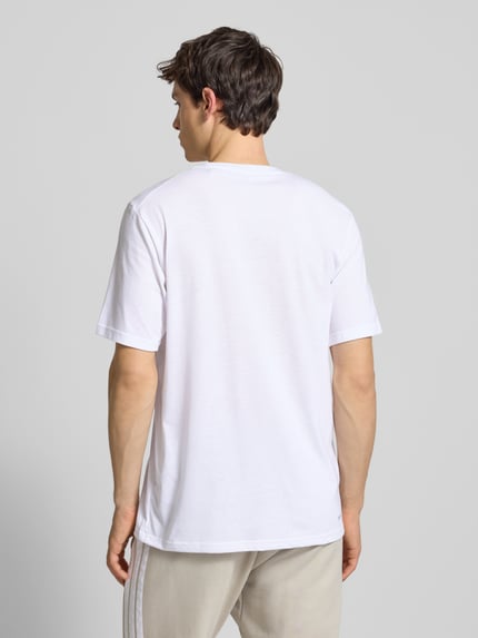 Männermodel trägt T-Shirt mit Label-Print von adidas Training in Weiß, Baumwoll-Mix, Regular Fit, Rückenansicht, Ganzkörperansicht Rückansicht.