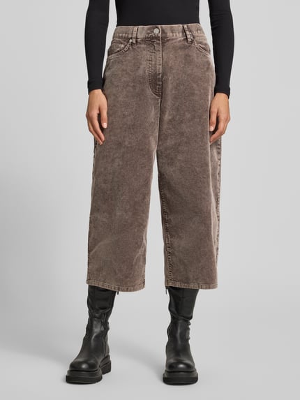 Vrouwenmodel draagt culotte uit corduroy Model 'HARPER' van Samsøe Samsøe, puur katoen, wide leg, bandwijdte maat S 38 cm, binnenbeenlengte 57 cm, voorkant volledige lichaamsaanzicht