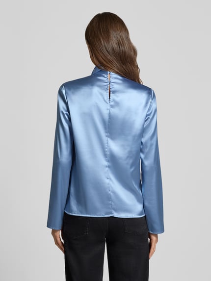 Männermodel trägt Regular Fit Langarmbluse aus Satin von Jake*s Collection in Hellblau, glatte Oberfläche, Ganzkörperansicht Rückansicht