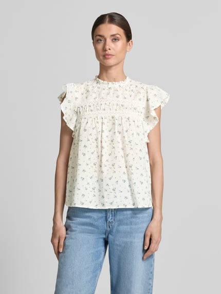Frauenmodel trägt Regular Fit Blusentop aus reiner Baumwolle Modell 'TRINE' von Vero Moda in Unifarbe, kurzarm, Popeline, Ganzkörperansicht von vorne