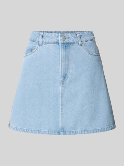 Productfoto, lichtblauwe A-lijn dames jeansrok van Pieces, model 'A-Linie Jeansrock aus Baumwoll-Mix mit Viskose-Anteil Modell 'ABBI', denimlook, mix van viscose en katoen, minilengte, 5-pocketmodel, riemlussen, knoop- en ritssluiting, twill materiaalverwerking.