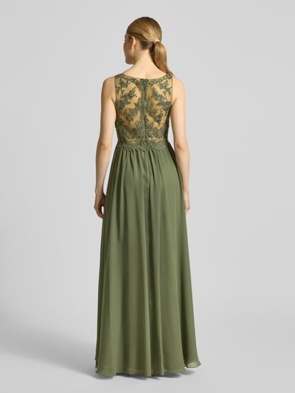 Frauenmodel trägt Midikleid mit Spitze und Ziersteinbesatz von Laona in Grün, A-Linie, Chiffon, Rückseitiger Reißverschluss, Ganzkörperansicht Rückansicht.