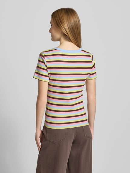 Frauenmodel trägt Slim Fit T-Shirt aus Baumwoll-Mix Modell 'MAY' von Pieces, bunte Streifen, Damen T-Shirt, Ganzkörperansicht Rückansicht.