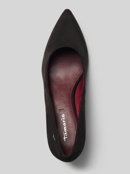 Produktfoto, Pumps mit Logo-Detail von Tamaris, schwarze Oberfläche, spitze Form, glatte und samtige Textur, Damen Pumps von Tamaris.