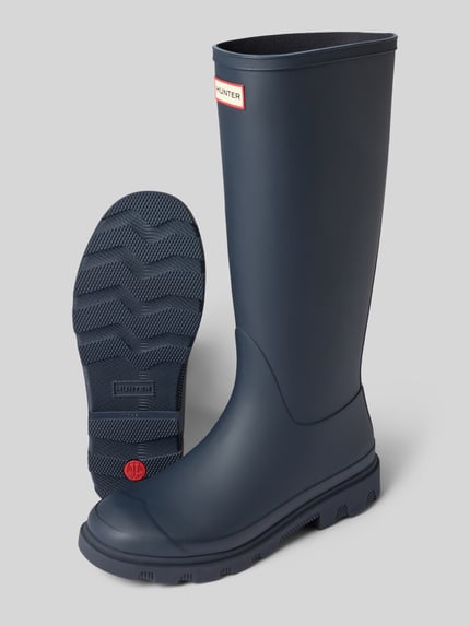 Produktfoto, Stiefel mit Logo-Detail von Hunter, granatowy kolor, detal z logo, zaokrąglony krój, gładka powierzchnia, profilowana podeszwa, wysokość obcasa: 3 cm, wysokość cholewki: 37 cm, szerokość w rozmiarze 40: 16 cm