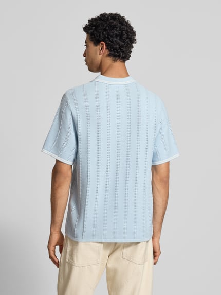 Męski model nosi Regular Fit Poloshirt in Strick-Optik model 'Menton' od Jack & Jones z bawełny, jasnoniebieski z teksturą ażurową, krótki rękaw, długość tyłu w rozmiarze M: 70 cm, imitacja dzianiny, Ganzkörperansicht Rückansicht