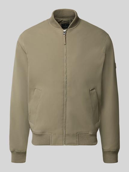 Produktfoto, Bomberjacke mit Reißverschluss und Eingrifftaschen von JACK & JONES Premium, kolor oliwkowy, krój regular fit, stójka, szerokość w rozmiarze M: 60 cm, długość tyłu w rozmiarze M: 66 cm, szerokość ramion w rozmiarze M: 42 cm, długość rękawa w rozmiarze M: 68 cm, gładka faktura