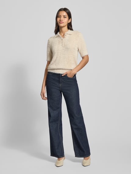 Frauenmodel trägt Strickpullover mit 1/2-Arm und Knopfleiste von Christian Berg Woman, beige, flauschige Textur, Jeans, Ganzkörperansicht von vorne. Slim Fit, Rundhalsausschnitt, 63 cm Rückenlänge, 29 cm Ärmellänge bei Größe S.