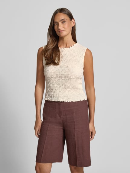 Frauenmodel trägt Top mit Strukturmuster und Rundhalsausschnitt von Jake*s Collection, cremefarben, Baumwoll-Mix, Slim Fit, Ganzkörperansicht von vorne.