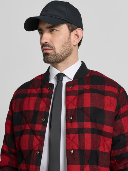 Männermodel trägt Daunenjacke mit Druckknopfleiste von Polo Ralph Lauren in Rot-Schwarz, Baumwoll-Mix, Nahaufnahme Oberkörper.