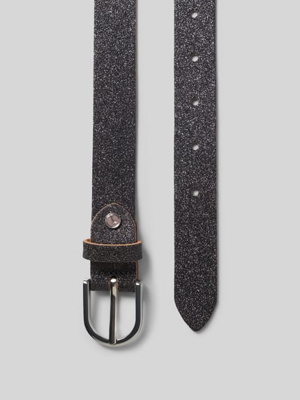 Produktfoto, Gürtel aus echtem Leder mit Glitzer von Tamaris in Schwarz mit silberner Metallschnalle auf grauem Hintergrund, strukturierte Oberfläche
