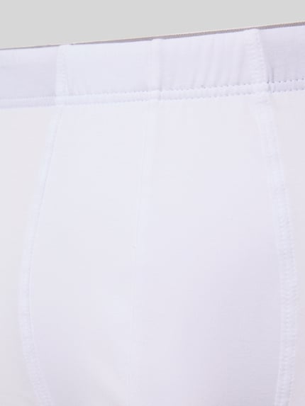 Produktfoto, Boxershorts mit elastischem Bund von Hanro aus Baumwoll-Elasthan-Mix, körpernaher Schnitt, glatte weiße Textur.