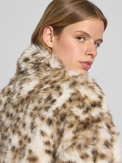 Frauenmodel trägt Regular Fit Webpelzjacke in Leoparden Optik Modell 'JANIS' von Only, Kunstpelz, mehrfarbig, Nahaufnahme Oberkörper.