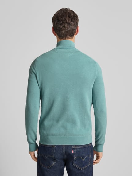 Männermodel trägt Strickpullover mit Troyer-Kragen von Lerros in Blau, reine Baumwolle, Regular-Fit, gerippte Abschlüsse, Rückenansicht, Ganzkörperansicht.