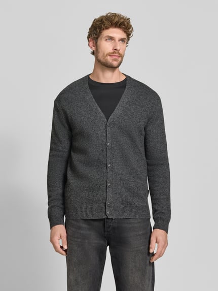 Männermodel trägt Cardigan mit V-Ausschnitt Modell 'KARL' von Casual Friday, Regular Fit, Baumwoll-Mix, dunkelgrau, Ganzkörperansicht von vorne.