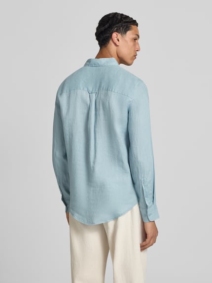 Männermodel trägt Regular Fit Leinenhemd mit Kentkragen Modell 'FLYNN' von Only & Sons, hellblauer Stoff, Herren, Ganzkörperansicht Rückansicht
