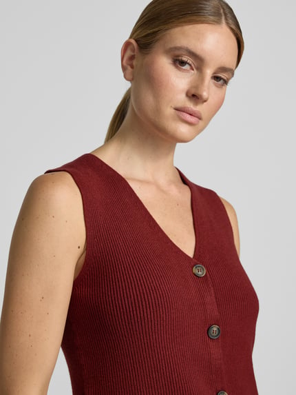 Frauenmodel trägt Regular Fit Weste aus Viskose-Mix Modell 'KANITA' von Soyaconcept in Dunkelrot, grobe Rippstruktur, Nahaufnahme Oberkörper, Damen Weste von Soyaconcept