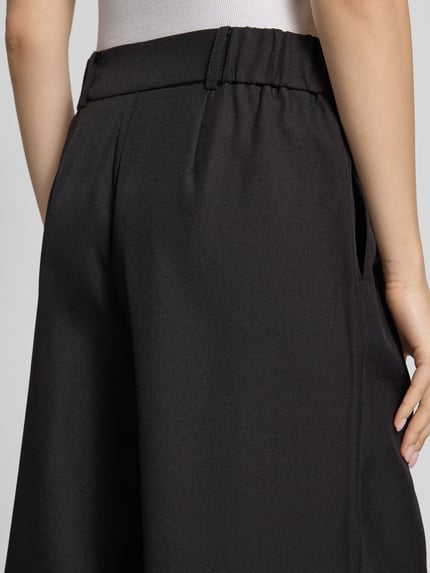 Frauenmodel trägt Regular Fit Bermudas mit Bundfalte Modell 'LINDA' von Only, melanż, szlufki na pasek, wpuszczane kieszenie, wykończenie materiału: tkanina, detailaufnahme