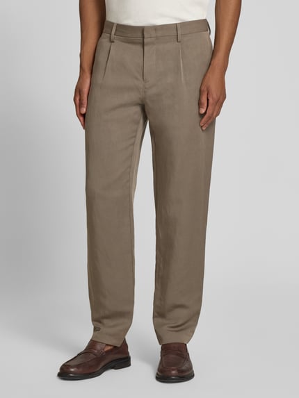 Männermodel trägt Slim Fit Hose mit Gesäßtaschen von Roy Robson, beige, Baumwoll-Materialmix, Eingrifftaschen, Ganzkörperansicht von vorne.