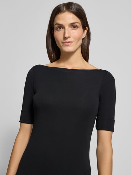 Kobiece modelka nosi sukienkę midi z dekoltem carmen Model 'MUNZIE' od Lauren Ralph Lauren, mieszanka bawełny i elastanu, linia A, rękaw o dł. 1/2, zakładki na rękawach, kolor czarny, gładka faktura, widok na górną część ciała z przodu.