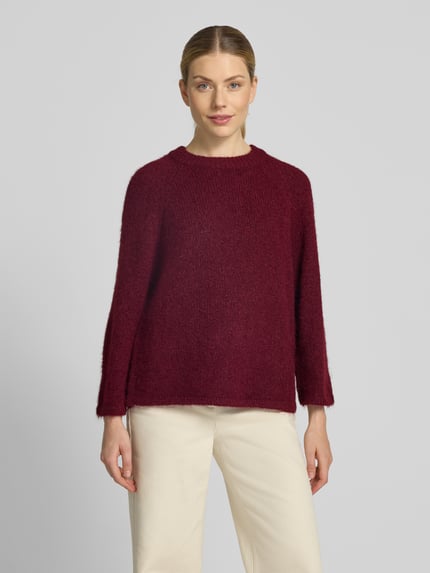 Vrouwenmodel draagt gebreide pullover met Raglanmouwen van FREE/QUENT in bordeauxrood, recht model, materiaalmix met wol, ronde hals, ruglengte maat S 54 cm, mouwlengte maat S 50 cm, Ganzkörperansicht van voren.