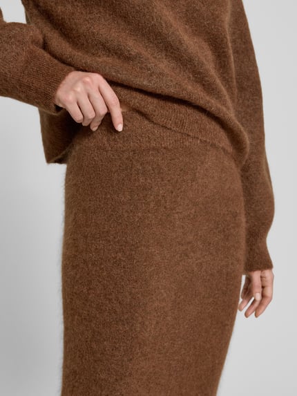 Frauenmodel trägt Pencil-Skirt in Midi-Länge aus Mohair-Mix - curated by Maja Weyhe von Style Icon Collection, Strick-Optik, Nahaufnahme Oberkörper.