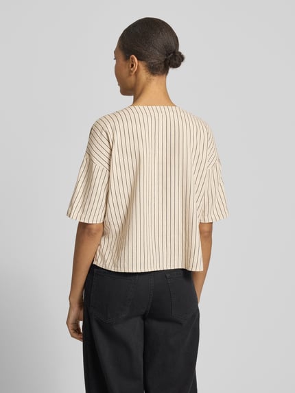 Vrouwenmodel draagt Boxy Fit Hemdbluse aus Viskose-Leinen-Mix Modell 'MYMILO' van Vero Moda, beige met zwarte strepen, flammengaren, tuniekkraag, V-hals, 3/4-mouw, achterkant volledig zichtbaar, Ganzkörperansicht Rückansicht.