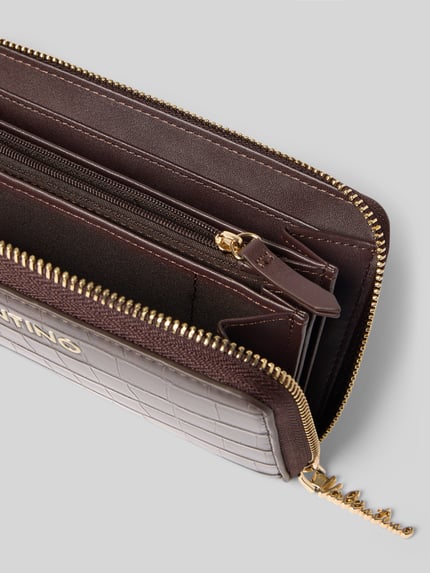 Produktfoto, Portemonnaie mit umlaufendem Reißverschluss von Valentino Bags in glänzender Lederoptik mit Struktur, goldfarbenen Akzenten, rechteckige Form, Hauptfach, Münzfach und Kartenfächer