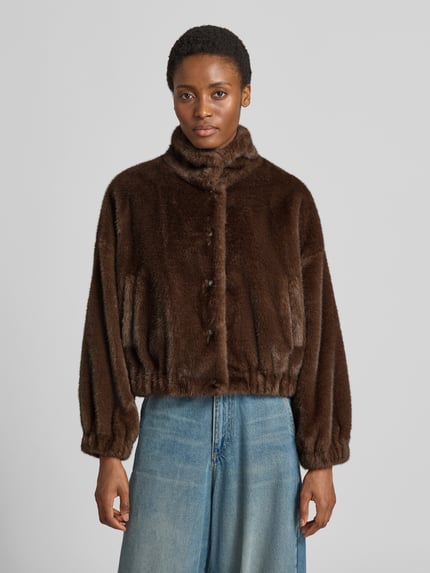 Männermodel trägt Regular Fit Jacke mit Reverskragen Modell 'WKDCOLIBRI' von Weekend Max Mara, braun, samtartige Textur, Ganzkörperansicht von vorne