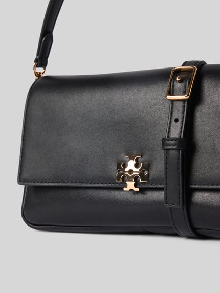 Productfoto, handtasche mit kliksluiting en draagband van Tory Burch, zwart leer, hoofdvak met overslag, binnenvak met ritssluiting, breedte 24 cm, lengte 13 cm, diepte 8 cm, schouderbandlengte 122 cm