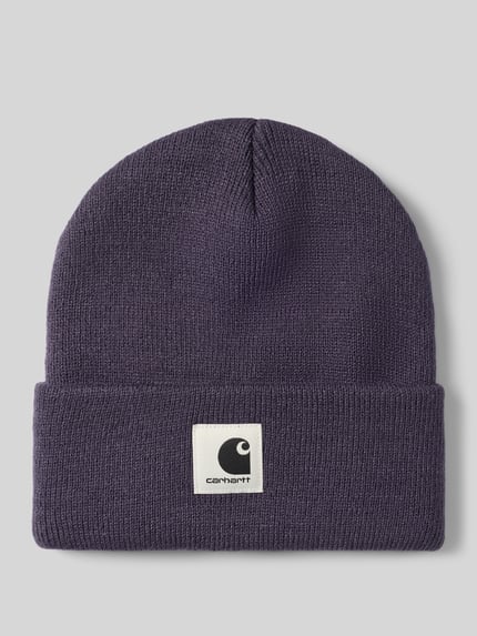 Produktfoto, dunkelviolette Beanie mit Label-Patch Modell 'Ashley' von Carhartt Work In Progress, grob gestrickte Textur, Damen Beanie